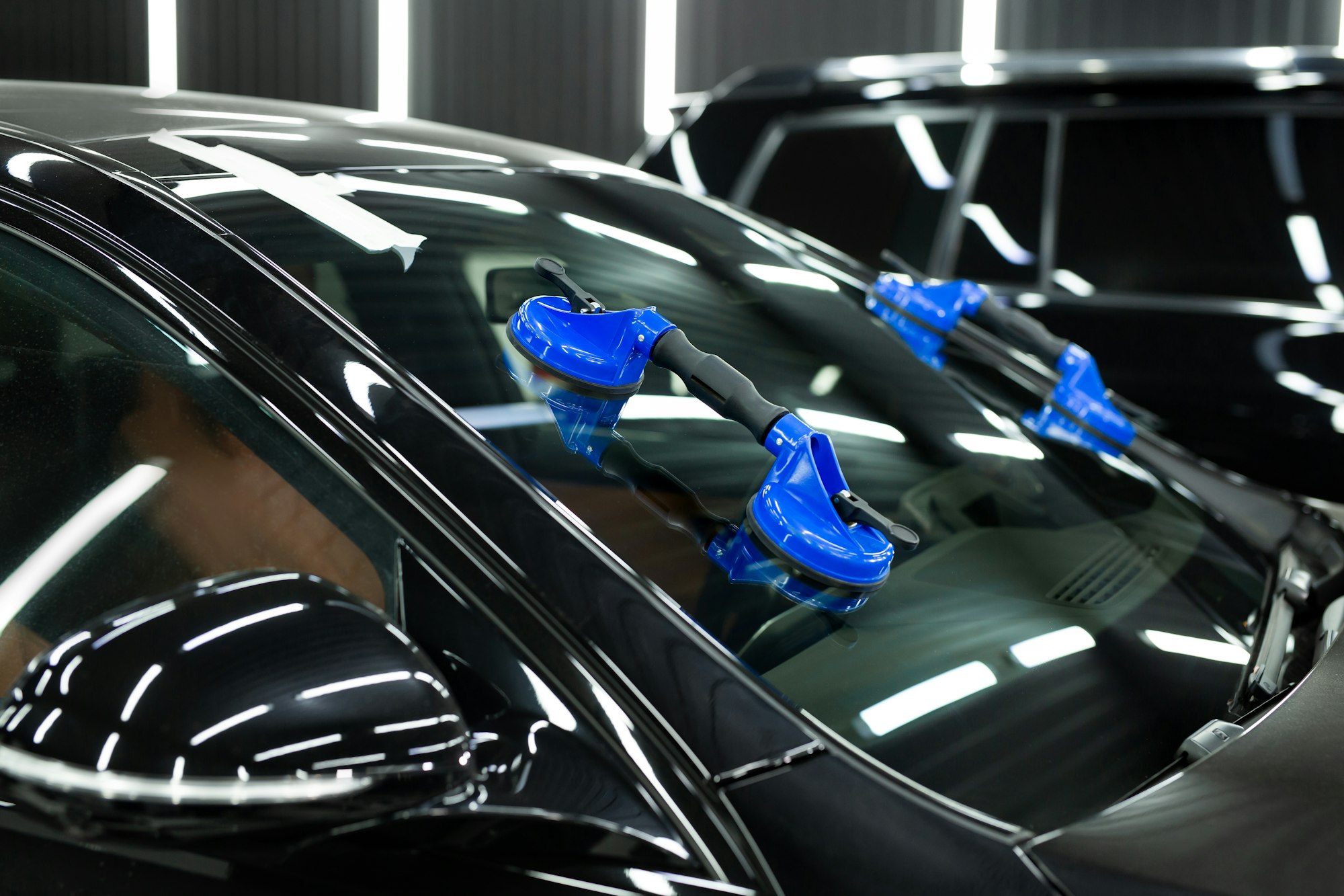 Glass of the car is a close-up in the room, removed with the help of professional suction cups.